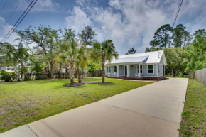Gulf Breeze Home with Screened Porch Near Beach!